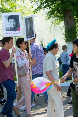 Shymkent, Kazakistan 9 Mayıs 2017: Ölümsüz alayı. Halk festivaller insan. Büyük Vatanseverlik Savaşı 1941-1945, Kızıl Ordu ve Sovyet halkının Zafer Bayramı.