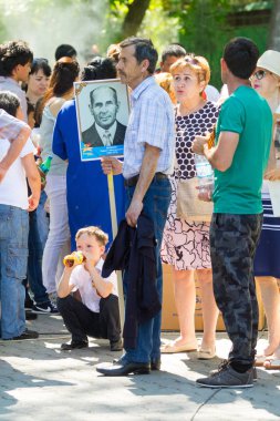 Shymkent, Kazakistan 9 Mayıs 2017: Ölümsüz alayı. Halk festivaller insan. Büyük Vatanseverlik Savaşı 1941-1945, Kızıl Ordu ve Sovyet halkının Zafer Bayramı.