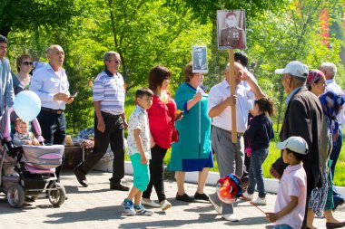 Shymkent, Kazakistan 9 Mayıs 2017: Ölümsüz alayı. Halk festivaller insan. Büyük Vatanseverlik Savaşı 1941-1945, Kızıl Ordu ve Sovyet halkının Zafer Bayramı.