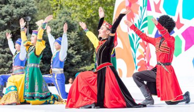 Shymkent, Kazakistan - 1 Mayıs 2017: Kazakistan halklarının Ulusal kostümleri dansçılar. 1 Mayıs Kazakistan halkının birlik gün işaretler