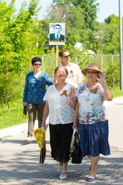 Shymkent, Kazakistan 9 Mayıs 2017: Ölümsüz alayı. Halk festivaller insan. Büyük Vatanseverlik Savaşı 1941-1945, Kızıl Ordu ve Sovyet halkının Zafer Bayramı.