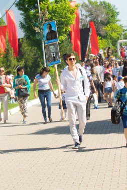 Shymkent, Kazakistan 9 Mayıs 2017: Ölümsüz alayı. Halk festivaller insan. Büyük Vatanseverlik Savaşı 1941-1945, Kızıl Ordu ve Sovyet halkının Zafer Bayramı.