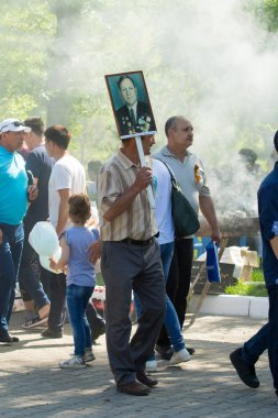 Shymkent, Kazakistan 9 Mayıs 2017: Ölümsüz alayı. Halk festivaller insan. Büyük Vatanseverlik Savaşı 1941-1945, Kızıl Ordu ve Sovyet halkının Zafer Bayramı.