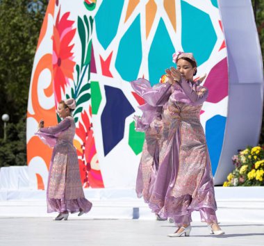 Shymkent, Kazakistan - 1 Mayıs 2017: Şarkıcı ve ulusal kostümleri dansçılar. 1 Mayıs Kazakistan halkının birlik gün işaretler