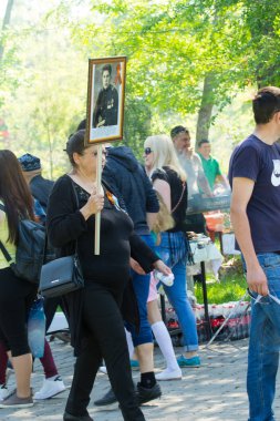 Shymkent, Kazakistan 9 Mayıs 2017: Ölümsüz alayı. Halk festivaller insan. Büyük Vatanseverlik Savaşı 1941-1945, Kızıl Ordu ve Sovyet halkının Zafer Bayramı.