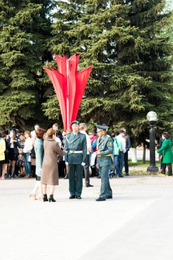 Petropavlovsk 7 Mayıs 2016: Resmi tatil. Defender'ı vatan günün Kazakistan'da 7 Mayıs kutladı. Asker ve askeri. Toplu kutlamalar insanlar.