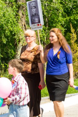 Shymkent, Kazakistan 9 Mayıs 2017: Ölümsüz alayı. Halk festivaller insan. Büyük Vatanseverlik Savaşı 1941-1945, Kızıl Ordu ve Sovyet halkının Zafer Bayramı.