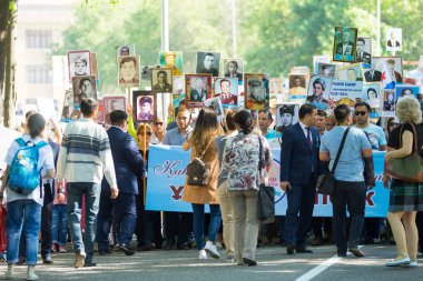 Shymkent, Kazakistan 9 Mayıs 2017: Ölümsüz alayı. Halk festivaller insan. Büyük Vatanseverlik Savaşı 1941-1945, Kızıl Ordu ve Sovyet halkının Zafer Bayramı.