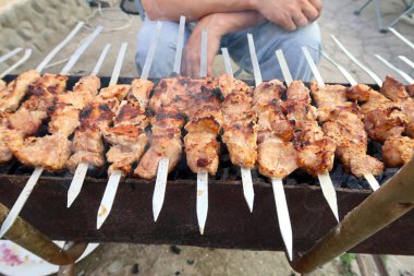 Kömüre pişmiş et şiş şiş üzerinde