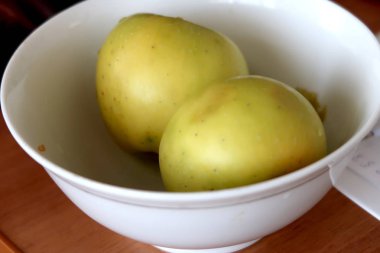 Bir plaka üzerinde iki yeşil elma