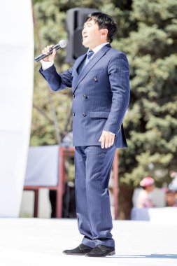 Shymkent, Kazakistan - 1 Mayıs 2017: Kazakistan şarkıları söyleyerek. 1 Mayıs Kazakistan halkının birlik gün işaretler