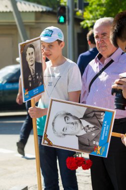 Shymkent, Kazakistan 9 Mayıs 2017: Ölümsüz alayı. Halk festivaller insan. Büyük Vatanseverlik Savaşı 1941-1945, Kızıl Ordu ve Sovyet halkının Zafer Bayramı.