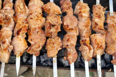 Kömüre pişmiş et şiş şiş üzerinde