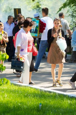 Shymkent, Kazakistan 9 Mayıs 2017: Ölümsüz alayı. Halk festivaller insan. Büyük Vatanseverlik Savaşı 1941-1945, Kızıl Ordu ve Sovyet halkının Zafer Bayramı.