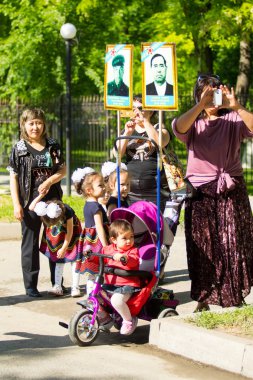 Shymkent, Kazakistan 9 Mayıs 2017: Ölümsüz alayı. Halk festivaller insan. Büyük Vatanseverlik Savaşı 1941-1945, Kızıl Ordu ve Sovyet halkının Zafer Bayramı.