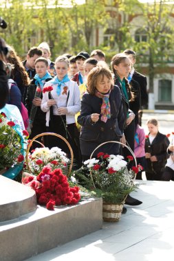 Petropavlovsk 7 Mayıs 2016: Resmi tatil. Defender'ı vatan günün Kazakistan'da 7 Mayıs kutladı. Asker ve askeri. Toplu kutlamalar insanlar.