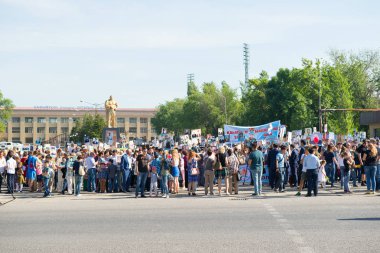 Shymkent, Kazakistan 9 Mayıs 2017: Ölümsüz alayı. Halk festivaller insan. Büyük Vatanseverlik Savaşı 1941-1945, Kızıl Ordu ve Sovyet halkının Zafer Bayramı.