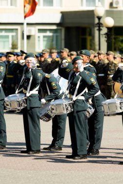 Petropavlovsk 7 Mayıs 2016: Resmi tatil. Defender'ı vatan günün Kazakistan'da 7 Mayıs kutladı. Asker ve askeri. Toplu kutlamalar insanlar.
