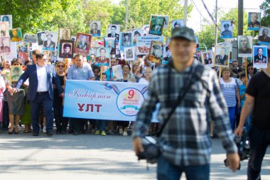 Shymkent, Kazakistan 9 Mayıs 2017: Ölümsüz alayı. Halk festivaller insan. Büyük Vatanseverlik Savaşı 1941-1945, Kızıl Ordu ve Sovyet halkının Zafer Bayramı.