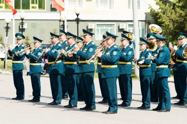 Petropavlovsk 7 Mayıs 2016: Resmi tatil. Defender'ı vatan günün Kazakistan'da 7 Mayıs kutladı. Asker ve askeri. Toplu kutlamalar insanlar.