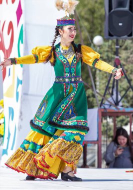 Shymkent, Kazakistan - 1 Mayıs 2017: Kazakistan halklarının Ulusal kostümleri dansçılar. 1 Mayıs Kazakistan halkının birlik gün işaretler