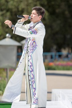 Shymkent, Kazakistan - 1 Mayıs 2017: Kazakistan şarkıları söyleyerek. 1 Mayıs Kazakistan halkının birlik gün işaretler