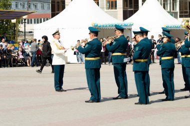 Petropavlovsk 7 Mayıs 2016: Resmi tatil. Defender'ı vatan günün Kazakistan'da 7 Mayıs kutladı. Asker ve askeri. Toplu kutlamalar insanlar.