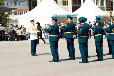 Petropavlovsk 7 Mayıs 2016: Resmi tatil. Defender'ı vatan günün Kazakistan'da 7 Mayıs kutladı. Asker ve askeri. Toplu kutlamalar insanlar.