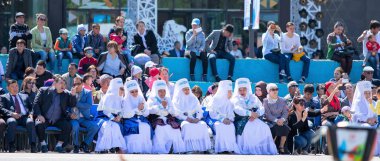 Shymkent, Kazakistan - 1 Mayıs 2017: Kazakistan halklarının Ulusal kostümleri dansçılar. 1 Mayıs Kazakistan halkının birlik gün işaretler
