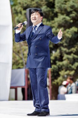 Shymkent, Kazakistan - 1 Mayıs 2017: Kazakistan şarkıları söyleyerek. 1 Mayıs Kazakistan halkının birlik gün işaretler
