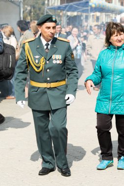 Petropavlovsk 7 Mayıs 2016: Resmi tatil. Defender'ı vatan günün Kazakistan'da 7 Mayıs kutladı. Asker ve askeri. Toplu kutlamalar insanlar.