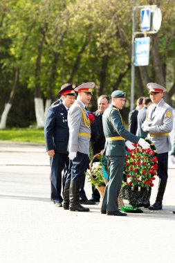 Petropavlovsk 7 Mayıs 2016: Resmi tatil. Defender'ı vatan günün Kazakistan'da 7 Mayıs kutladı. Asker ve askeri. Toplu kutlamalar insanlar.