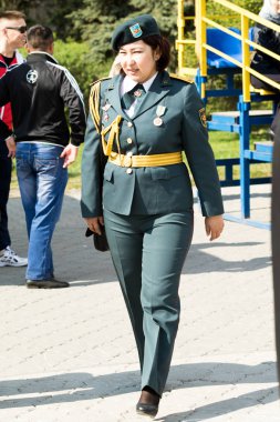 Petropavlovsk 7 Mayıs 2016: Resmi tatil. Defender'ı vatan günün Kazakistan'da 7 Mayıs kutladı. Asker ve askeri. Toplu kutlamalar insanlar.