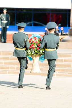 Petropavlovsk 7 Mayıs 2016: Resmi tatil. Defender'ı vatan günün Kazakistan'da 7 Mayıs kutladı. Asker ve askeri. Toplu kutlamalar insanlar.