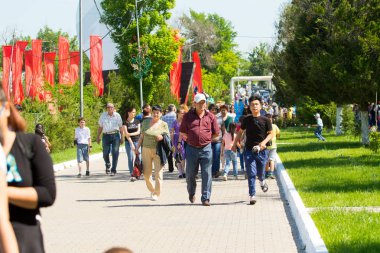 Shymkent, Kazakistan 9 Mayıs 2017: Ölümsüz alayı. Halk festivaller insan. Büyük Vatanseverlik Savaşı 1941-1945, Kızıl Ordu ve Sovyet halkının Zafer Bayramı.