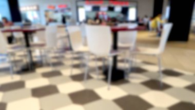 Arka plan bulanık alışveriş merkezi salonu