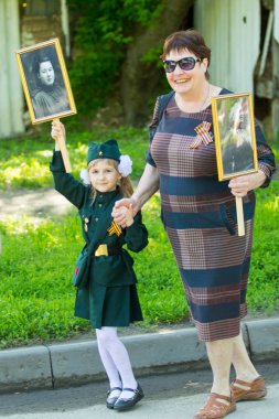 Shymkent, Kazakistan 9 Mayıs 2017: Ölümsüz alayı. Halk festivaller insan. Büyük Vatanseverlik Savaşı 1941-1945, Kızıl Ordu ve Sovyet halkının Zafer Bayramı.