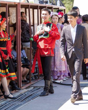 Shymkent, Kazakistan - 1 Mayıs 2017: Şarkıcı ve ulusal kostümleri dansçılar. 1 Mayıs Kazakistan halkının birlik gün işaretler