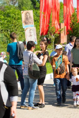 Shymkent, Kazakistan 9 Mayıs 2017: Ölümsüz alayı. Halk festivaller insan. Büyük Vatanseverlik Savaşı 1941-1945, Kızıl Ordu ve Sovyet halkının Zafer Bayramı.