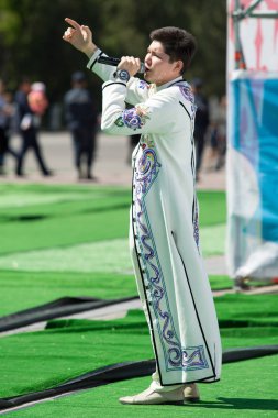 Shymkent, Kazakistan - 1 Mayıs 2017: Kazakistan şarkıları söyleyerek. 1 Mayıs Kazakistan halkının birlik gün işaretler