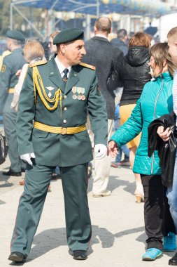 Petropavlovsk 7 Mayıs 2016: Resmi tatil. Defender'ı vatan günün Kazakistan'da 7 Mayıs kutladı. Asker ve askeri. Toplu kutlamalar insanlar.