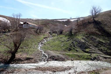 Nehir dağlarda, erken bahar