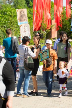 Shymkent, Kazakistan 9 Mayıs 2017: Ölümsüz alayı. Halk festivaller insan. Büyük Vatanseverlik Savaşı 1941-1945, Kızıl Ordu ve Sovyet halkının Zafer Bayramı.