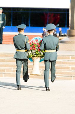 Petropavlovsk 7 Mayıs 2016: Resmi tatil. Defender'ı vatan günün Kazakistan'da 7 Mayıs kutladı. Asker ve askeri. Toplu kutlamalar insanlar.