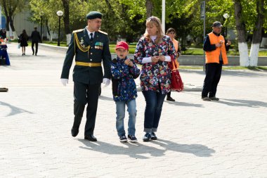 Petropavlovsk 7 Mayıs 2016: Resmi tatil. Defender'ı vatan günün Kazakistan'da 7 Mayıs kutladı. Asker ve askeri. Toplu kutlamalar insanlar.