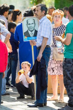 Shymkent, Kazakistan 9 Mayıs 2017: Ölümsüz alayı. Halk festivaller insan. Büyük Vatanseverlik Savaşı 1941-1945, Kızıl Ordu ve Sovyet halkının Zafer Bayramı.