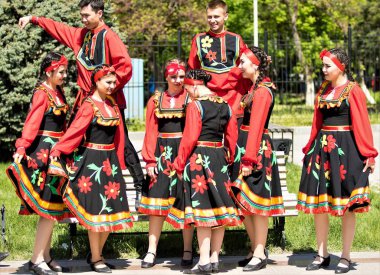 Shymkent, Kazakistan - 1 Mayıs 2017: Şarkıcı ve ulusal kostümleri dansçılar. 1 Mayıs Kazakistan halkının birlik gün işaretler