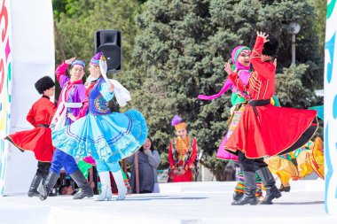Shymkent, Kazakistan - 1 Mayıs 2017: Kazakistan halklarının Ulusal kostümleri dansçılar. 1 Mayıs Kazakistan halkının birlik gün işaretler