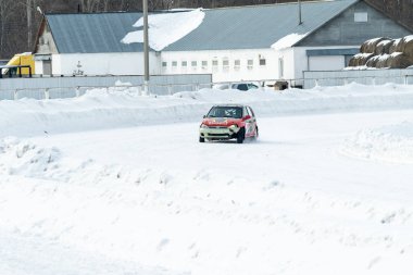 Petropavlovsk, Kazakistan - 6 Mart 2016: Fincan Urallar, Sibirya ve Kazakistan kış parça yarış. Yarış pisti Bishkul Kuzey Kazakistan 2016.