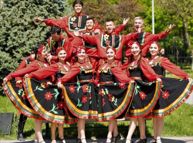 Shymkent, Kazakistan - 1 Mayıs 2017: Şarkıcı ve ulusal kostümleri dansçılar. 1 Mayıs Kazakistan halkının birlik gün işaretler